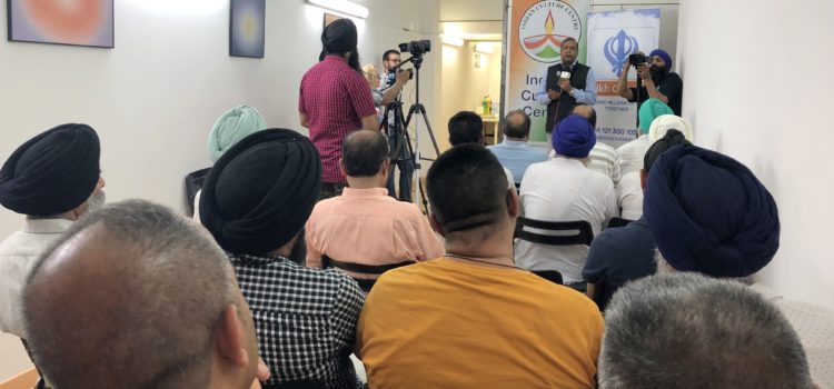 El senador de Barcelona d´origen indi, Robert Masih Nahar, ajuda a la comunitat sikh a respectar el seu turbant