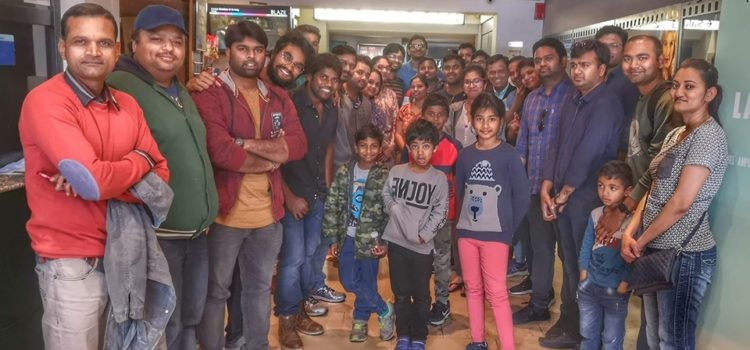 Sortida al cinema amb les famílies del sud de l’Índia