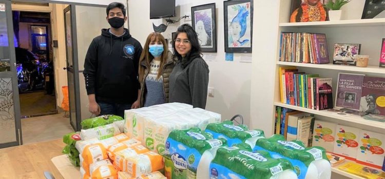 Donación de alimentos de la familia Sandarangani