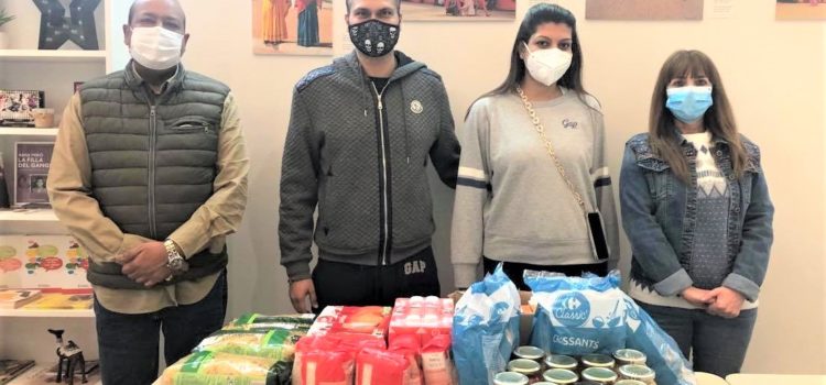 Donación de alimentos de la familia Jhamnani