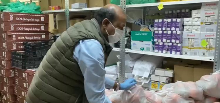 Preparació de les bosses d’aliments del programa Solidaritat Alimentària Barcelona