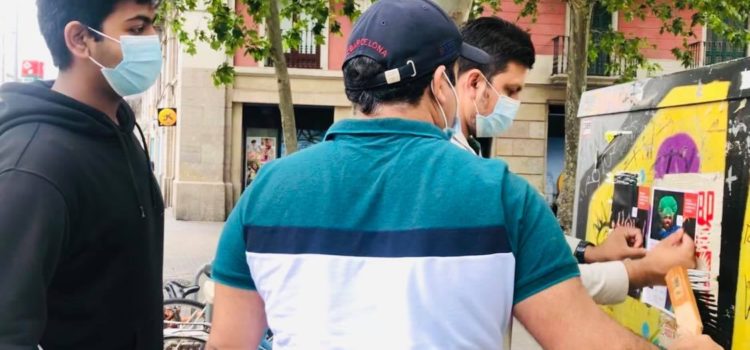 Pegando los carteles de «Baila contra la Covid19 en India»