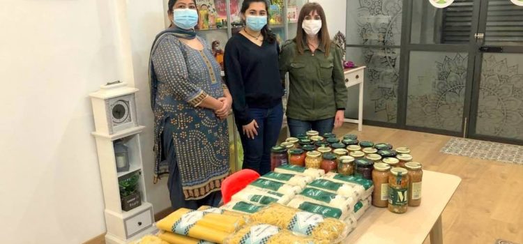 Donación de alimentos de la familia Sandarangani