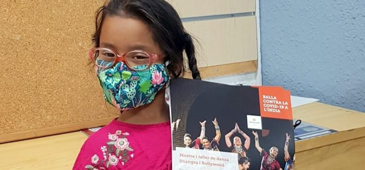 Pegando los carteles de «Baila contra la Covid19 en India»