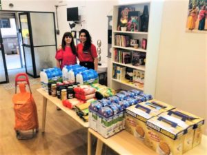 Donació d´aliments de la família Sandarangani