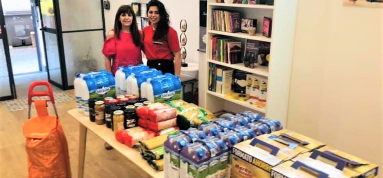 Donación de alimentos de la familia Sandarangani
