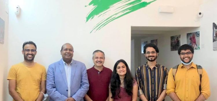 Visita de representantes de la revista Viva Football