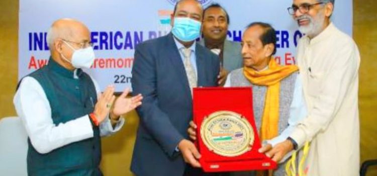 Robert Masih Nahar rep el premi Pride of India 2021 a Nova Delhi