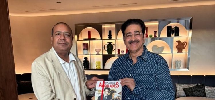 El Sr. Marwah entregando dos de sus libros a nuestro presidente
